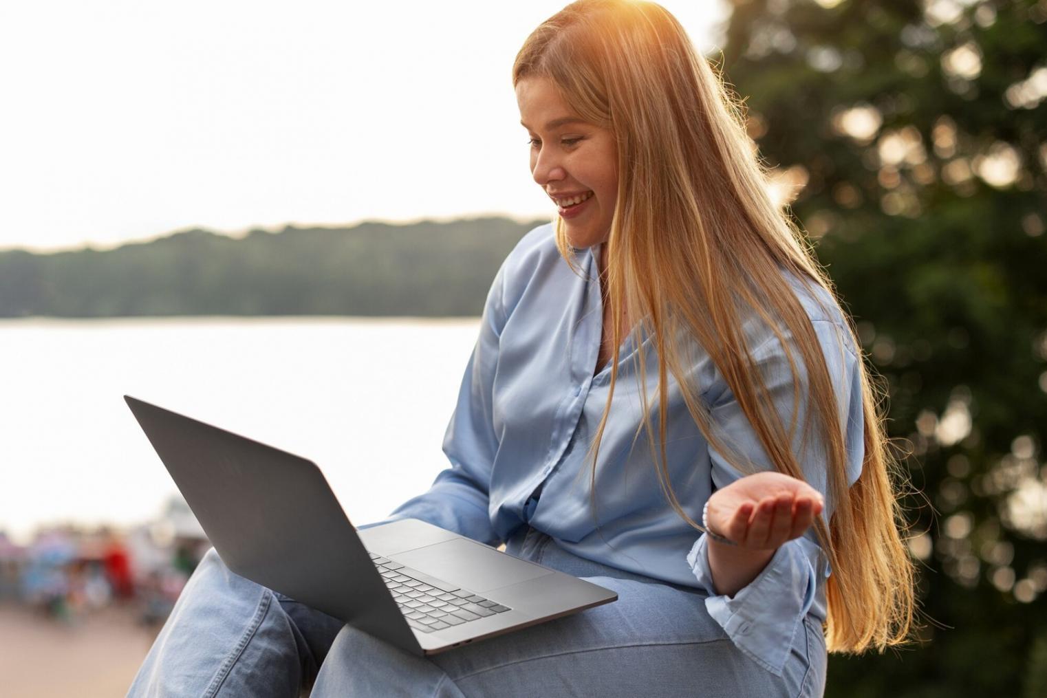Espace de travail avec documents financiers et ordinateur portable